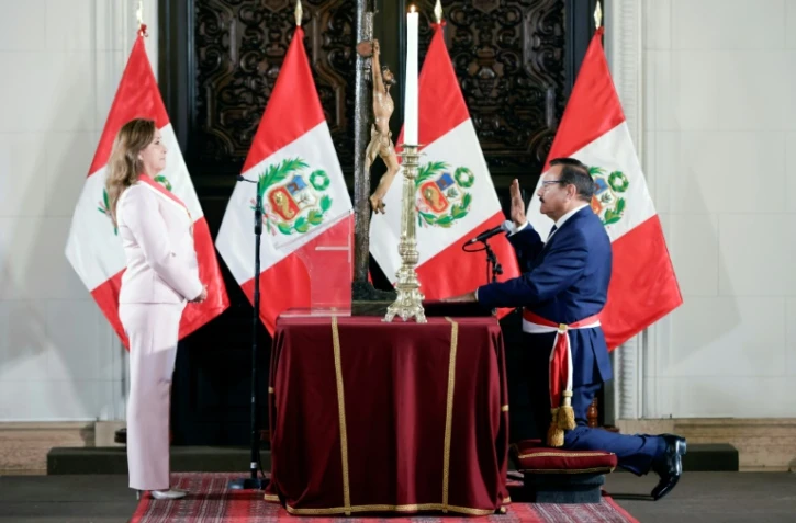 Photo fournie par la présidence péruvienne prise durant la cérémonie d'investiture du nouveau ministre de l'Intérieur, Walter Ortiz (d), devant la présidente Dina Boluarte, le 1er avril 2024 à Lima