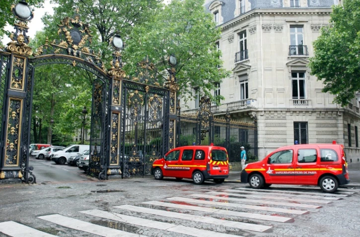 Des voitures de pompiers à l'entrée du parc Monceau où 11 personnes ont été foudroyées lors d'un orage le 28 mai 2016 à Paris