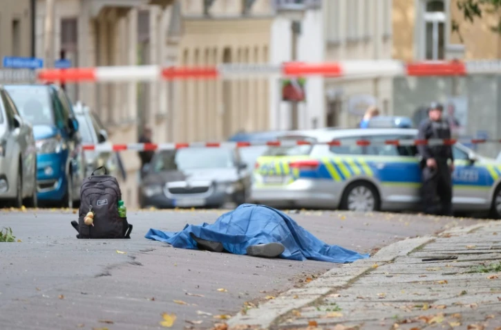 Un corps recouvert d'une bâche sur les lieux de la fusillade à Halle, dans l'est de l'Allemagne, le 9 octobre 2019