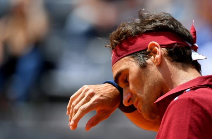 Le Suisse Roger Federer face à l'Autrichien Dominic Thiem en 8e de finale du tournoi de Rome, sur terre battue, le 12 mai 2016