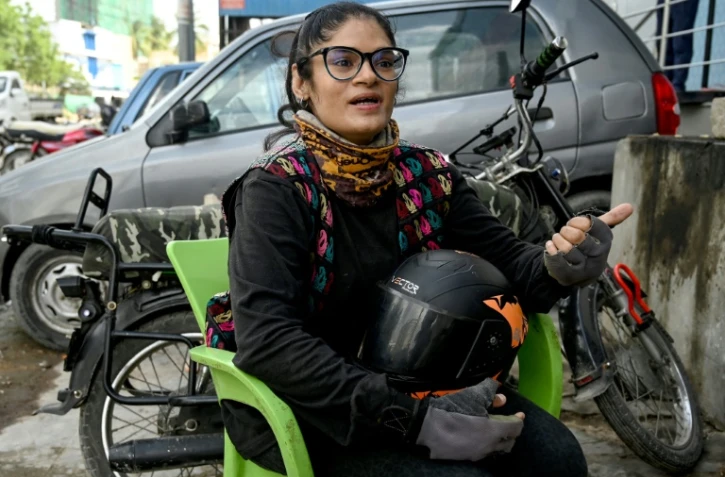 Amina Sohail, employée comme moto-taxi chez Bykea, un fournisseur local de services de covoiturage, lors d'un entretien avec l'AFP à Karachi, le 19 août 202 au Pakistan