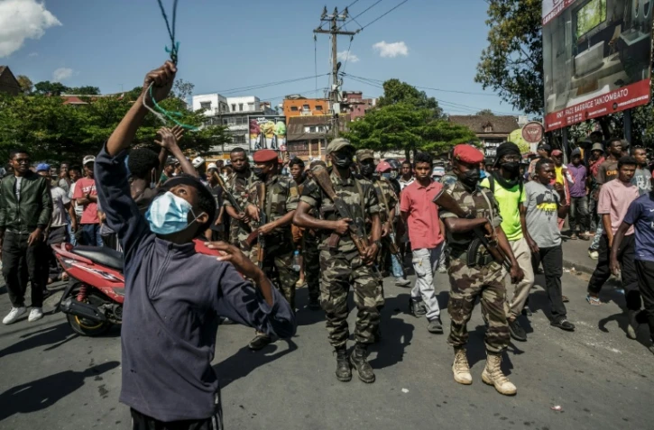 Des membres d'une unité de l'armée malgache marchent dans une rue près de leur camp situé près d'Antananarivo, le 11 octobre 2025