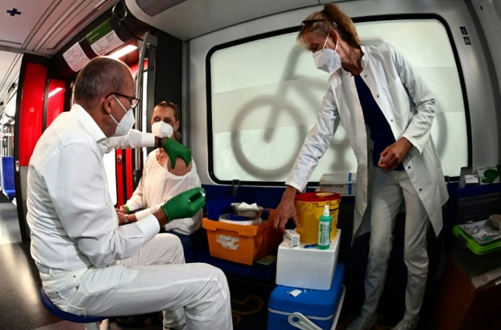 Une femme se fait vacciner avec le sérum Johnson & Johnson dans un 'Impfzug' (train de la vaccination) près de Berlin (Allemagne), le 30 août 2021