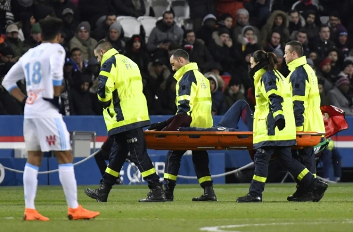 L'attaquant vedette du PSG Neymar, touché à une cheville, sort sur une civière lors du "clasico" contre Marseille, au Parc des Princes, le 25 février 2018   