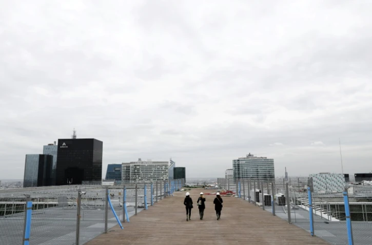 Un pont piéton sur le toit de l'Arche de la Défense près de Paris, le 25 avril 2017