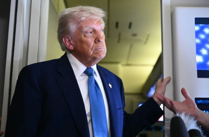 Le président américain Donald Trump s'adresse à la presse à bord d'Air Force One, le 16 mai 2025