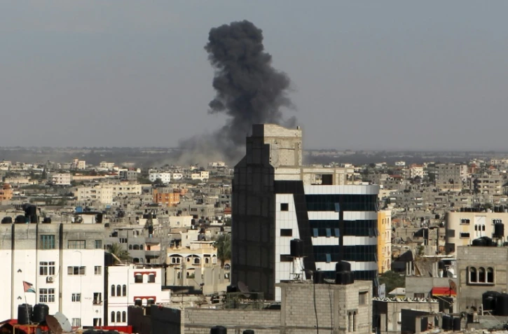 De la fumée, le 5 mai 2016, après un raid aérien israélien à Rafah dans la bande de Gaza, théâtre la semaine passée des premières confrontations armées directes entre Israël et le Hamas depuis la guerre de 2014