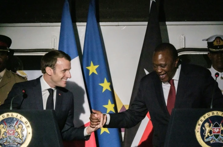 Le président français Emmanuel Macron (à gauche) serre la main de son homologue kényan Uhuru Kenyatta le 13 mars 2019 à Nairobi
