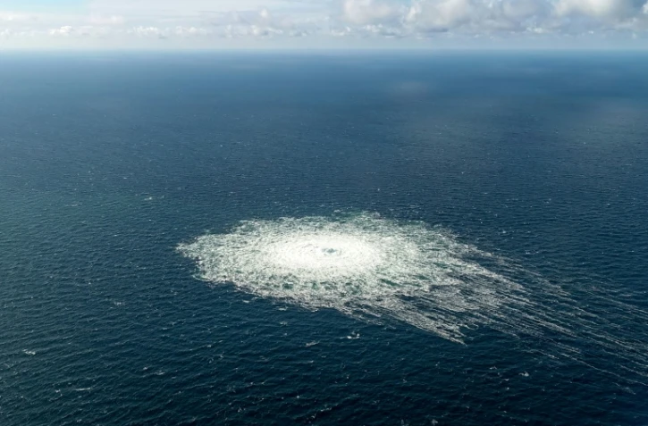Photo diffusée le 27 septembre 2022 par le commandement de la défense danoise montrant une fuite de gaz sur le gazoduc Nord Stream 2, vue depuis un avion F-16 de la défense danoise en mer Baltique