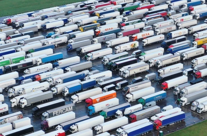 Des poids lourds bloqués sur le site de l'aéroport de Manston (Royaume-Uni), le 23 décembre 2020