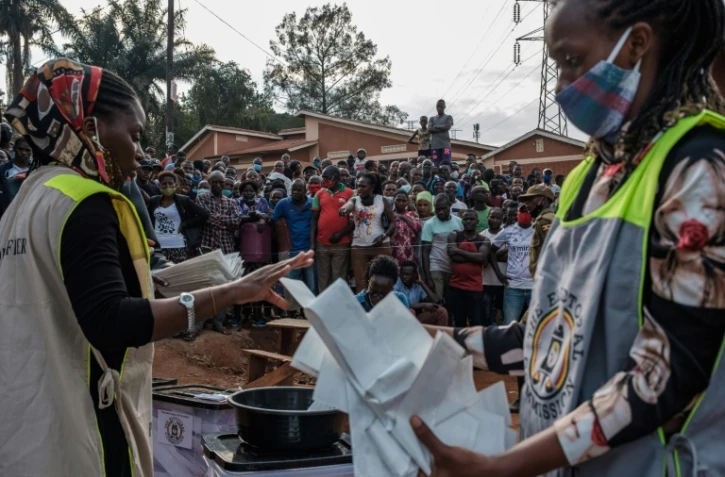 Des responsables électoraux comptent les bulletins, le 14 janvier 2021 à Kampala, au soir des élections présidentielle et législatives en Ouganda