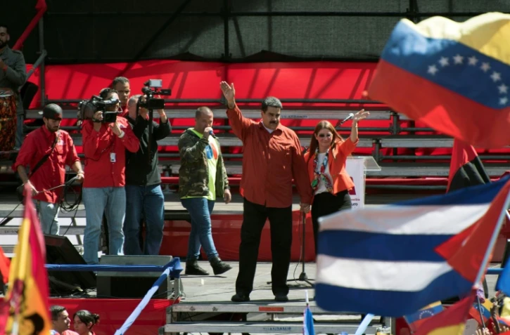 Le président vénézuélien Nicolas Maduro et la première Dame Cilia Flores saluent la foule après un meeting, à Caracas, le 27 février 2018