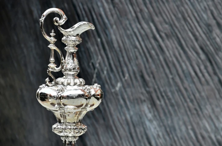 Le trophée de la Coupe de l'America présenté le 9 septembre 2014 à Londres