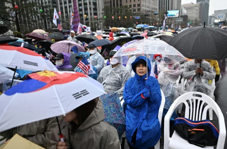 Des partisans du président sud-coréen Yoon Suk Yeol manifestent contre sa destitution, le 5 avril 2025 à Séoul