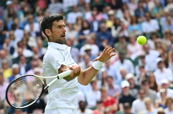 Le Serbe Novak Djokovic contre l'Australien Thanasi Kokkinakis au 2e tour de Wimbledon, le 29 juin 2022 à Londres   