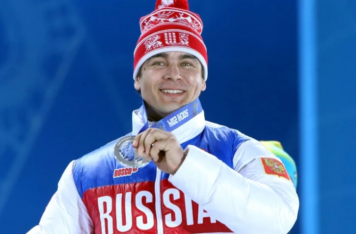 Le lugeur russe Albert Demchenko après avoir reçu sa médaille d'argent, aux JO de Sotchi le 10 février 2014