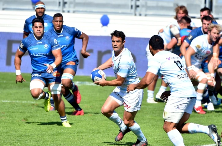 L'ouvreur du Racing 92 Dan Carter (c) tente de passer le ballon face au Castres Olympique en Top 14, le 24 septembre 2016 à Castres