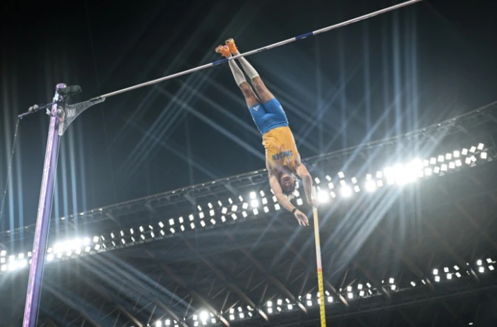 Le Suédois Armand Duplantis établit son nouveau record du monde lors de la finale du saut à la perche masculin, aux Mondiaux de Tokyo, le 15 septembre 2025