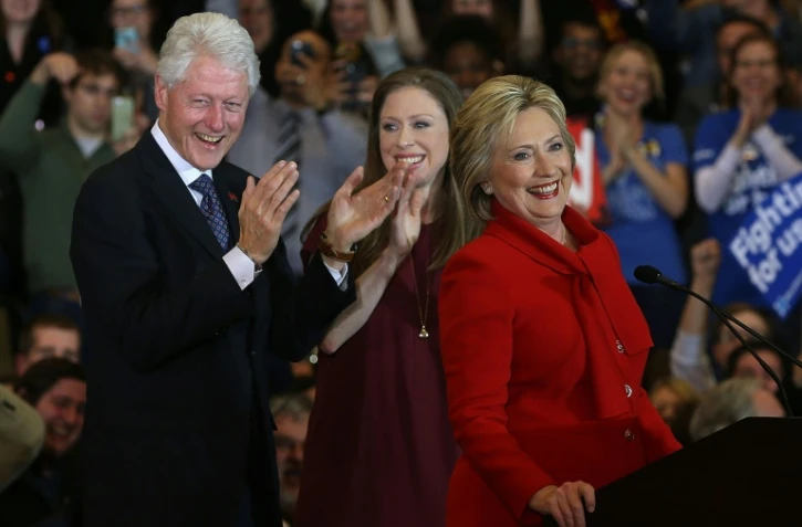 Hillary Clinton applaudie par son mari Bill Clinton et sa fille Chelsea Clinton à l'annonce des résulats de la primaire démocrate le 1er février 2016 au centre  Olmsted de l'université Drake à Des Moines dans l'Iowa 