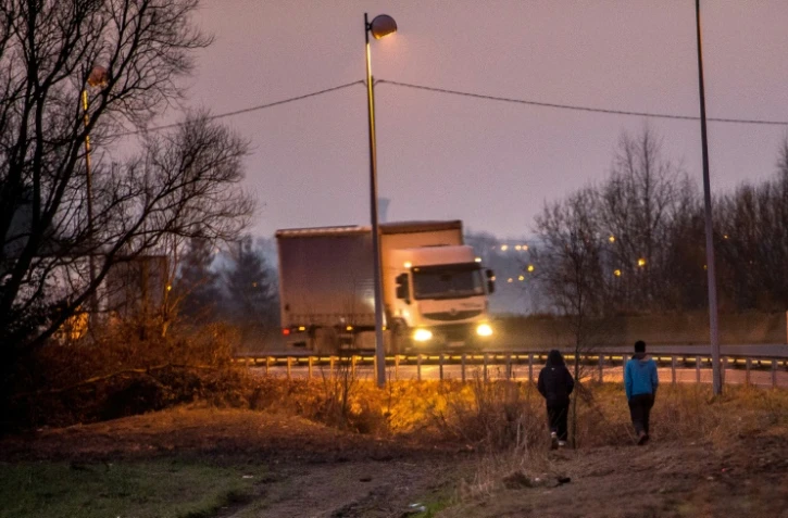 Des migrants marchent en direction de Calais, dans le Nord de la France, le 15 février 2017