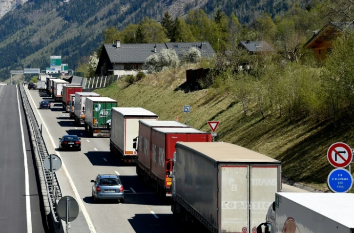 Des poids-lourds font la queue en direction de l'Italie, lors des départs pour les vacances de Pâques, le 14 avril 2017 à Chamonix