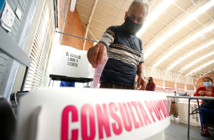Un homme vote lors d'un référendum national à Guadalajara, dans l'État de Jalisco, au Mexique, le 1er août 2021