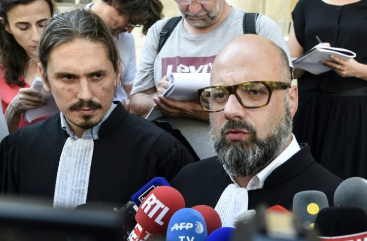 L'avocat de Marcel Jacob, Stephane Giuranna (d) et celui de Jacqueline Jacob Gary Lagardette (g), font une déclaration aux journalistes à Dijon le 20 juin 2017