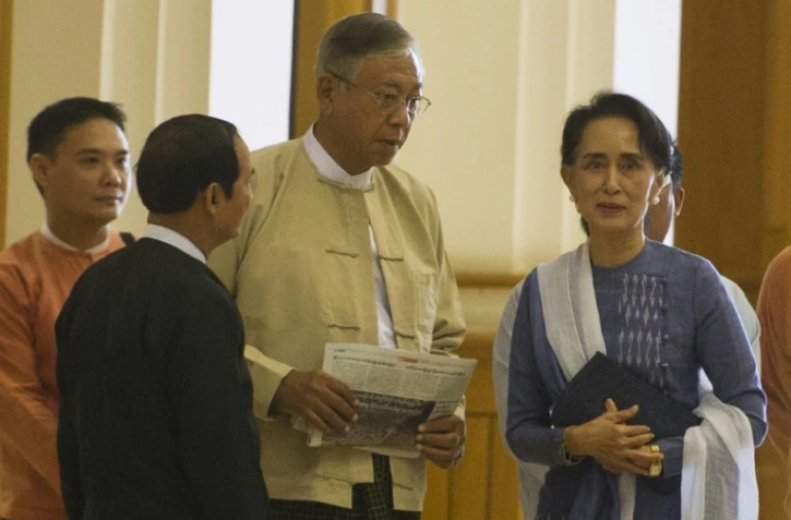 Htin Kyaw (en jaune) et la Prix Nobel de la Paix Aung San Suu Kyi (d) à Naypyidaw le 11 mars 2016
