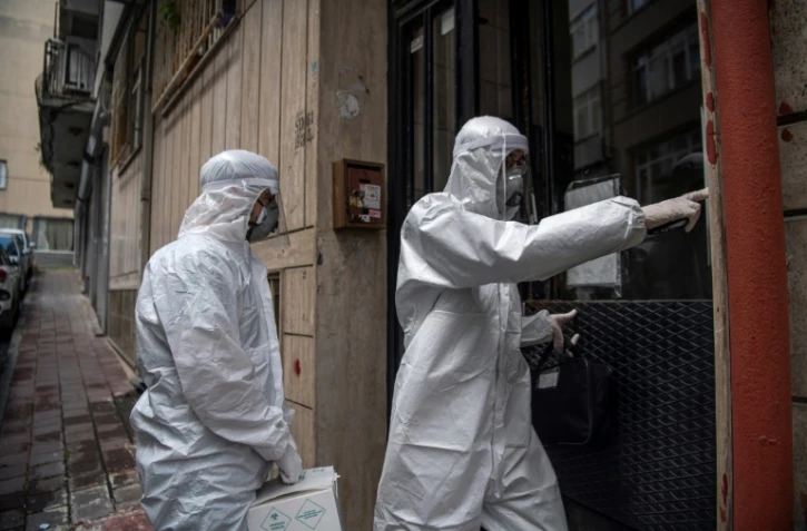 Des soignants vont tester des personnes soupçonnées d'avoir été en contact avec des malades du Covid-19 à Istanbul, le 7 mai 2020