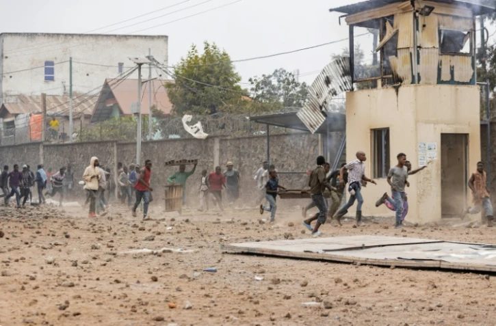 Des manifestants aux abords d'une base de la Monusco à Goma, le 26 juillet 2022 en RDC