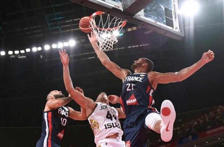 Le pivot de l'équipe de France Rudy Gobert attaque le cercle devant le Jordanien Ahmad al-Dwairi, le 3 septembre 2019