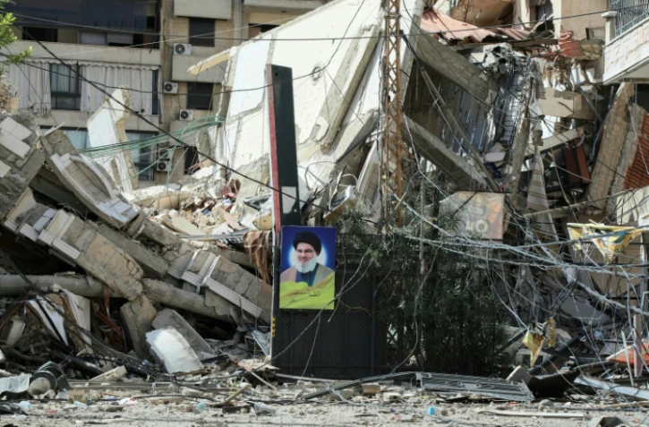 Un portrait d'Hassan Nasrallah au milieu des ruines après un bombardement israélien sur la banlieue sud de Beyrouth. Photo prise le 2 octobre 2024 pendant une visite organisée par le service de presse du Hezbollah