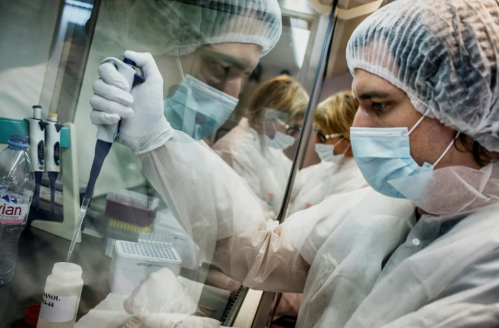Un technicien de la police technique et scientifique exploite un ADN, le 19 juin 2014 à Ecully (près de Lyon)
