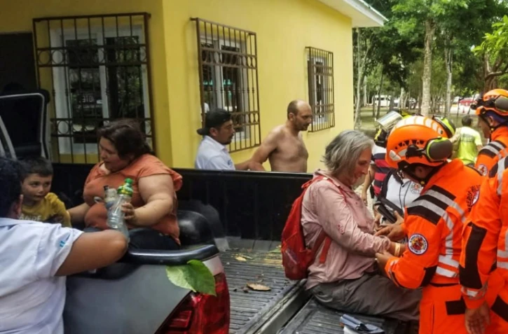 Les quatre touristes français secourus par les pompiers guatémaltèques, le 11 août 2023 dans le Parc national de Tikal