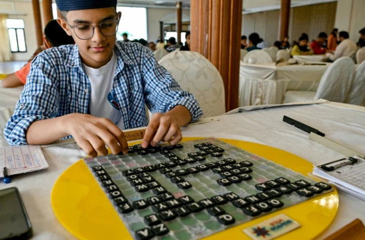 Bilal Asher, champion du monde de Scrabble des moins de 14 ans, joue contre le coach professionnel de Scrabble Waseem Khatri, le 16 février 2025 lors dun tournoi à Karachi