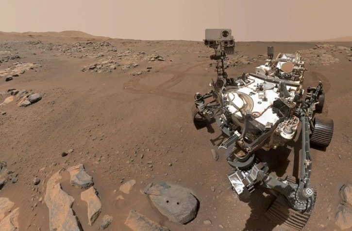 Image du rover Perseverance, fournie par la Nasa, utilisant l'une de ses caméras sur le cratère Jezero de Mars, le 10 septembre 2021 