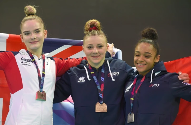 La Française Mélanie De Jesus Dos Santos (d) médaille d'argent à la poutre lors des championnats d'Europe de gymnastique à Szczecin en Pologne le 14 avril 2019