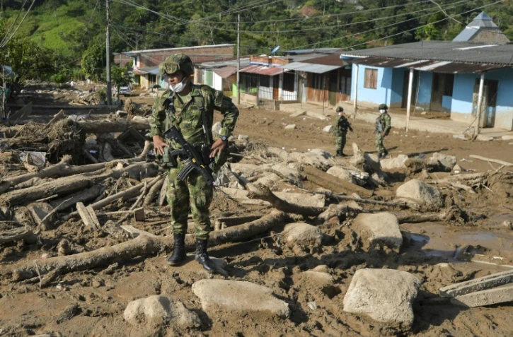 Un soldat colombien dans les décombres causés par une coulée de boue, le 4 avril 2017 à Mocoa