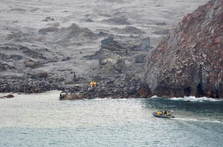 Photo prise et publiée le 13 décembre 2019 par les forces néo-zélandaises recherchant des corps de victimes après l'éruption meurtrière d'un volcan sur White Island