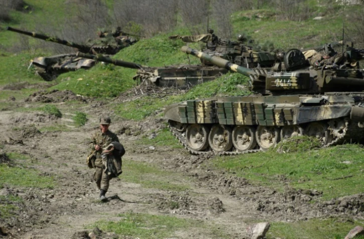 Des chars de l'armée de défense du Nagorny Karabakh près du village de Mataghis, au nord de Stepanakert, en avril 2016