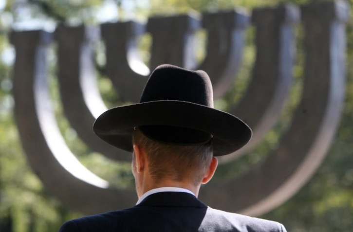 Un juif ukrainien lors d'une cérémonie à Babi Yar, à Kiev, en Ukraine, où 33.000 Juifs ont été tués par balles par les Nazis les 29 et 30 septembre 1941