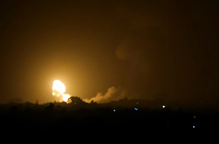 Les flammes et la fumée montent après des frappes aériennes israéliennes à Rafah dans le sud de la bande de Gaza, le 19 avril 2022