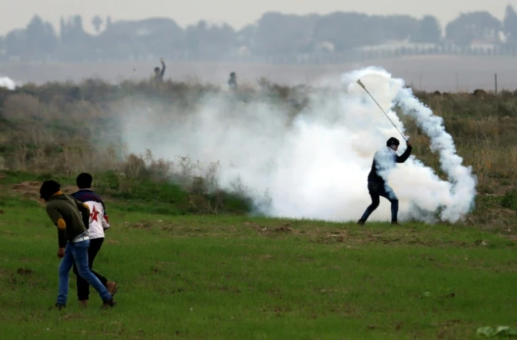 Heurts entre Palestiniens et soldats israéliens près de la frontière avec Israël, délimitée par une barrière de sécurité, le 29 décembre 2017