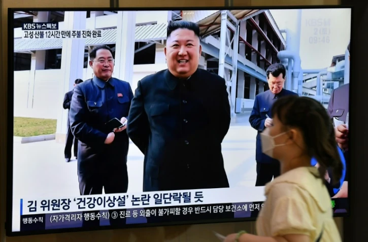 Une cérémonie d'inauguration par le dirigeant nord-coréen Kim Jong Un, retransmise sur un écran de télévision à Séoul le 2 mai 2020