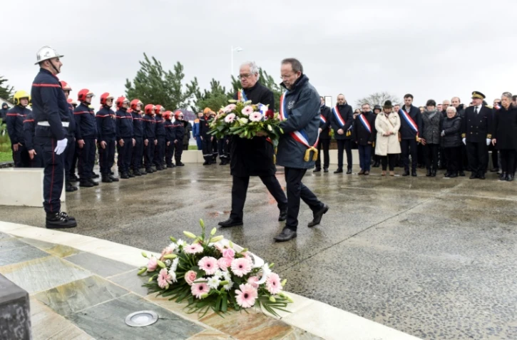Le maire de La Faute-sur-Mer, Patrick Jouin (G), et celui de L'Aiguillon-sur-Mer, Maurice Millicent, à la cérémonie en l'honneur des victimes de la tempête Xynthia qui a fait 47 morts en février 2010, à La Faute-sur-Mer, le 1er mars 2020