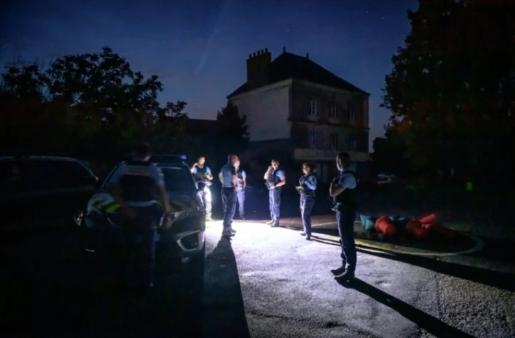 Des gendarmes près du site où un avion de tourisme s'est écrasé, le 15 août 2023 à Lavau-sur-Loire, en Loire-Atlantique