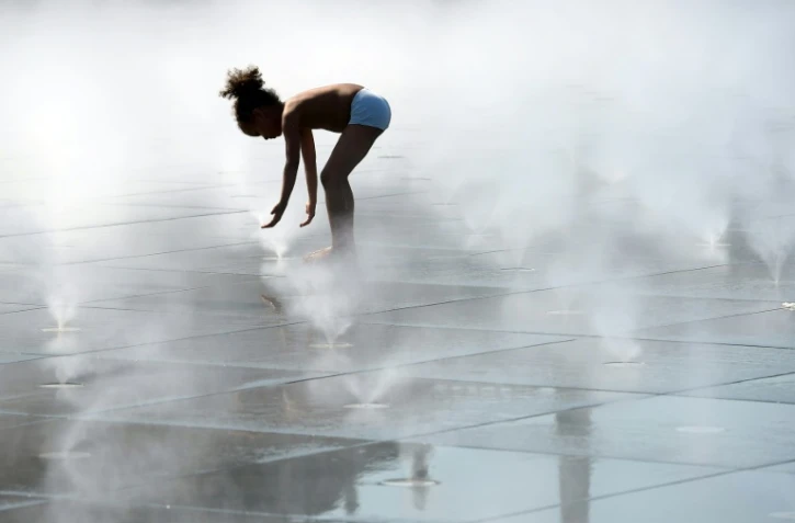 Une petite fille se rafraîchit dans le miroir d'eau de Bordeaux, le 19 juin 2017
