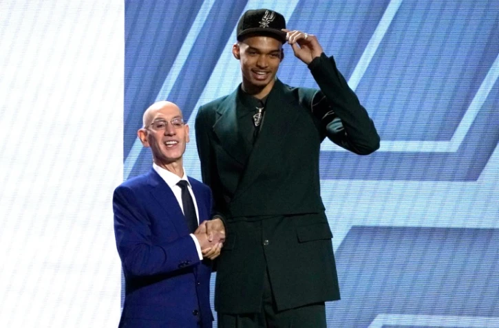 Victor Wembanyama avec le commissioner de la NBA Adam Silver