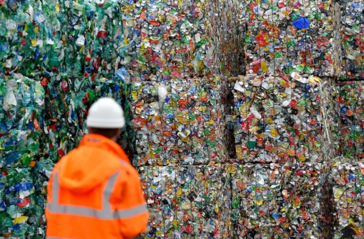 Un employé du syndicat de collecte des déchets Kerval, à Ploufragan, le 21 août 2018