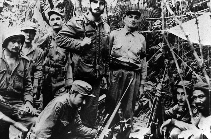 Fidel Castro, entouré des commandants de la guerilla (DàG), le capitaine Juan Almeida, le capitaine George Sotus, le capitaine Crescentio Perez, le lieutenant Universo Sanchez, le docteur Ernesto Guevara, le capitaine Guillermo Garcia et agenouillé, le frère de Fidel Castro, le capitaine Raul Castro, le 1er juin 1957 à La Havane